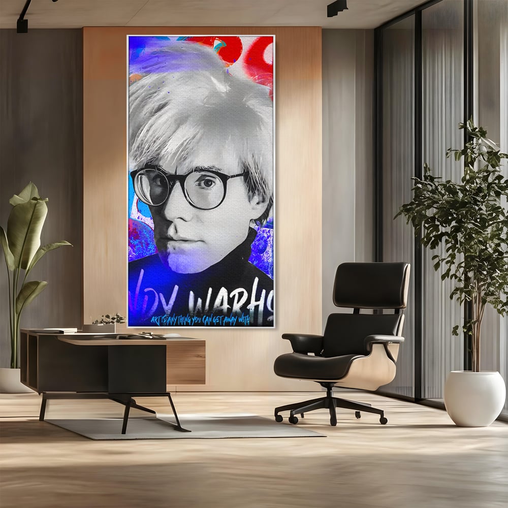 Tablou canvas cu tablou canvas cu portretul lui andy warhol, in rama de aluminiu argintiu, pe perete intr-un birou
